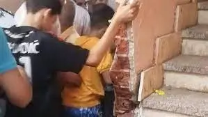فيديو انهيار سور خرساني